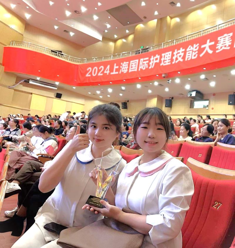 護理系張芊樺(左)、莊惠宇(右)以全英語聯手勇奪上海國際護理技能大賽境外組一等獎。 圖片來源:記者 護理系張芊樺(左)、莊惠宇(右)以全英語聯手勇奪上海國際護理技能大賽境外組一等獎。 圖片來源:記者