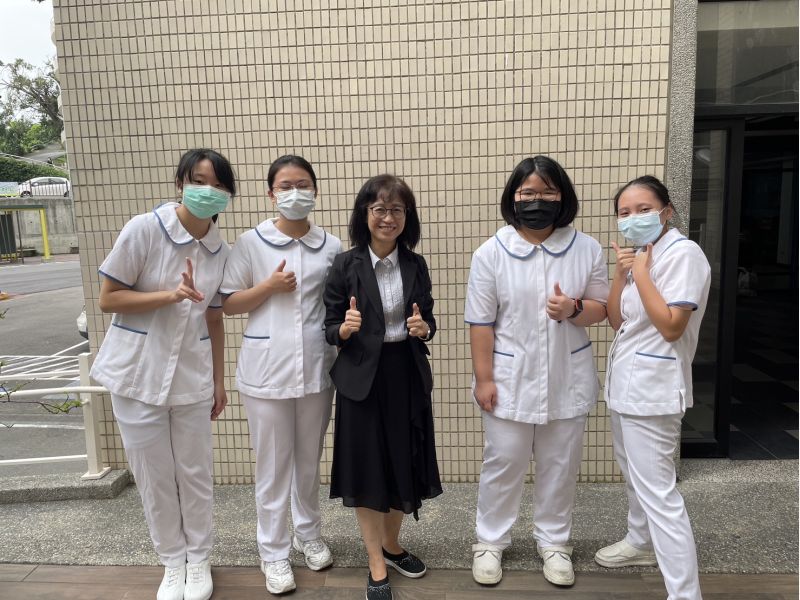 護理系蔡佳純助理教授指導同學參加全國大專院校學生創意與創業競賽達人組榮獲第三名及全國競賽創新設計競賽獲佳作。 圖片來源:記者 護理系蔡佳純助理教授指導同學參加全國大專院校學生創意與創業競賽達人組榮獲第三名及全國競賽創新設計競賽獲佳作。 圖片來源:記者