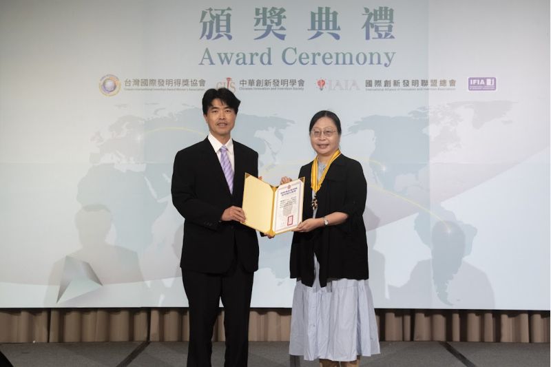 顧雅利副教授(右)榮獲2024 圖片來源:記者 顧雅利副教授(右)榮獲2024 圖片來源:記者