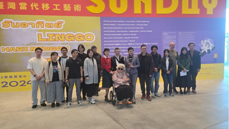 自由時光的解放，探索移工生命的藝術視域 南美館推「SUNDAY：臺灣移工當代藝術」展台南美術館長林秋芳與策展人及展覽人合影  圖片來源：記者   林清雲  攝