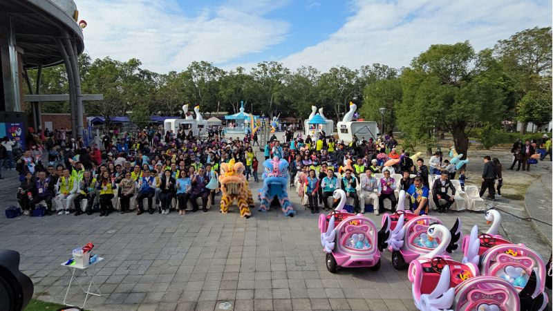 雲林浪漫台三線 鵝媽媽親子童驛站隆重開園鵝爸爸陳宏杰董事長與來賓合影 圖片來源:記者 林清雲 攝 雲林浪漫台三線 鵝媽媽親子童驛站隆重開園鵝爸爸陳宏杰董事長與來賓合影 圖片來源:記者 林清雲 攝