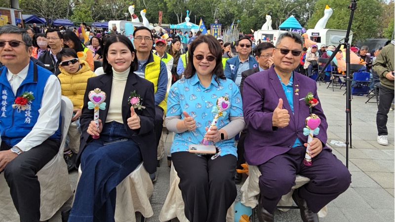 鵝爸爸陳宏杰(右一)董事長 鵝媽媽張琇琬與雲林縣政文觀處長陳壁君(左二) 雲林縣政府城鄉發展處長林長造(左一)合影 圖片來源:記者 林清雲 攝 鵝爸爸陳宏杰(右一)董事長 鵝媽媽張琇琬與雲林縣政文觀處長陳壁君(左二) 雲林縣政府城鄉發展處長林長造(左一)合影 圖片來源:記者 林清雲 攝