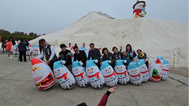 台鹽公司董事長丁彥哲（左）台南市七股區長李佳隆（右）雲嘉南濱海國家風景區副處長莊名豪 市議員方一峰 蔡蘇秋金及來賓合影  圖片來源：記者   林清雲  攝