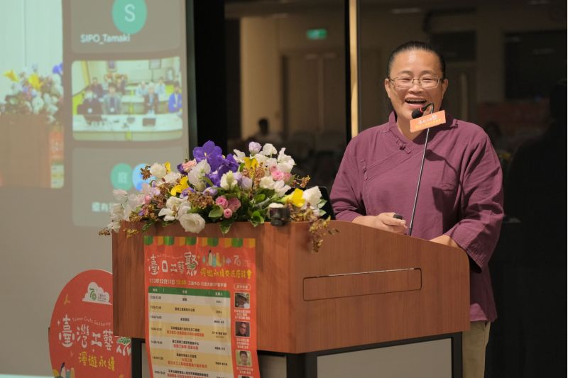 高雄市寶來人文協會李婉玲執行長提到自莫拉克災後重建再造開始,帶領陶藝家進入社區推動社區再造,從藝術陪伴到生活、生產、生態三生共構的模式展現社區特色的過程。 圖片來源:中衛中心 高雄市寶來人文協會李婉玲執行長提到自莫拉克災後重建再造開始,帶領陶藝家進入社區推動社區再造,從藝術陪伴到生活、生產、生態三生共構的模式展現社區特色的過程。 圖片來源:中衛中心
