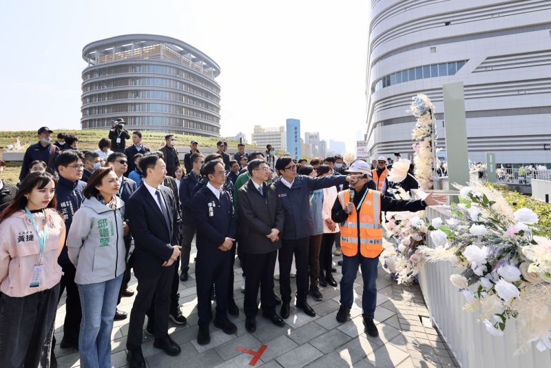 現場進行天棚巡禮,瞭望高雄車站帝冠式歷史建築及週遭風景,並揭曉天棚命名結果「高雄綠之丘」。 現場進行天棚巡禮,瞭望高雄車站帝冠式歷史建築及週遭風景,並揭曉天棚命名結果「高雄綠之丘」。