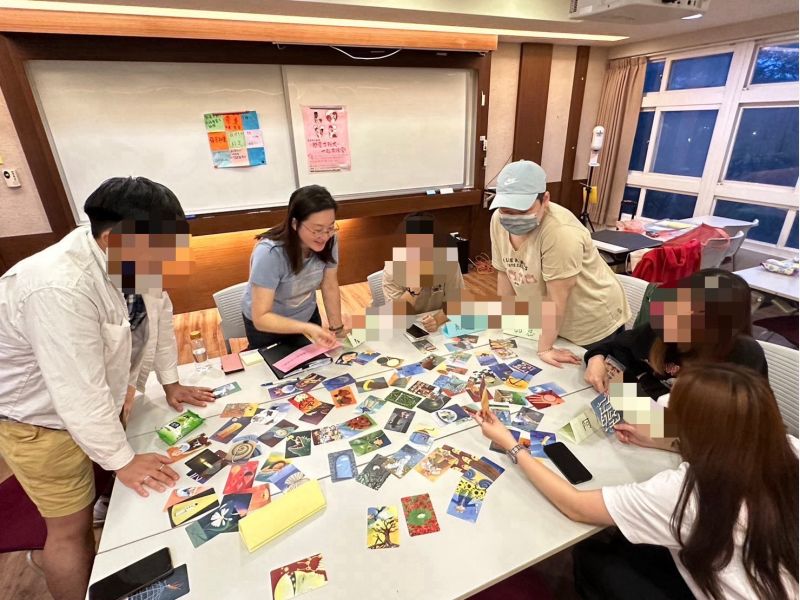 玄奘大學應用心理系碩士班蔡佩芸同學帶大學生玩性別教育桌遊和愛情團體暖身牌卡  圖片來源：玄奘大學