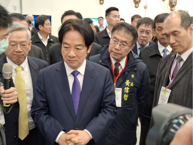 總統賴清德在國科會主任委員吳誠文 台南市長黃偉哲陪同参訪業者聆聽簡報 總統賴清德在國科會主任委員吳誠文 台南市長黃偉哲陪同参訪業者聆聽簡報