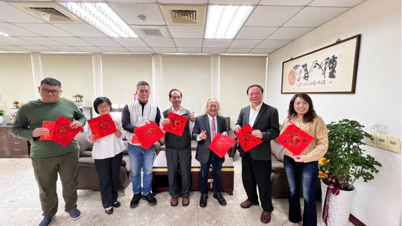 圖5-黃澤華理事長(右3)帶領理監事到各處室親送創意斗方及紅包袋 圖5-黃澤華理事長(右3)帶領理監事到各處室親送創意斗方及紅包袋