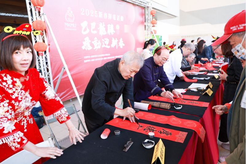 圖6-書法大師們聚精會神揮毫教職員工歡心等待春聯 圖6-書法大師們聚精會神揮毫教職員工歡心等待春聯
