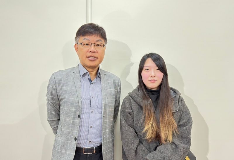玄大校長簡紹琦校長與宗教系黃子芯同學合影 圖片來源:玄奘大學 玄大校長簡紹琦校長與宗教系黃子芯同學合影 圖片來源:玄奘大學