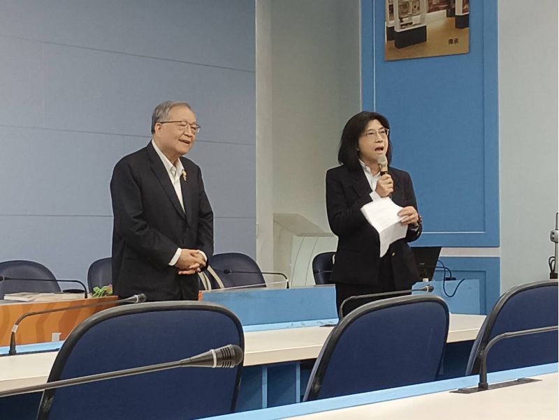 圖3.中央研究院院士彭旭明蒞臨演講,高雄大學莊琇惠副校長擔任主持人 圖3.中央研究院院士彭旭明蒞臨演講,高雄大學莊琇惠副校長擔任主持人