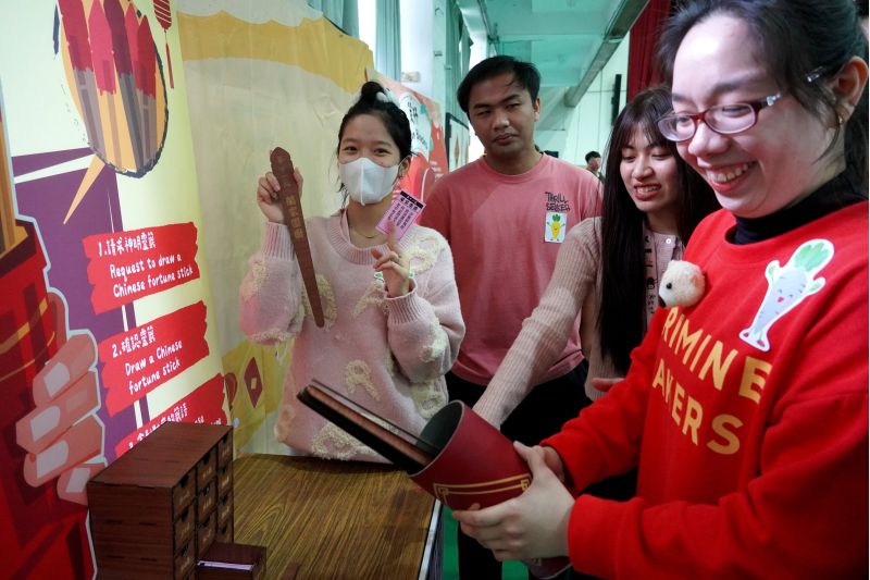 正修萬事好彩頭  好運蛇進來   境外生體驗台灣過年喜洋洋  圖片來源：記者