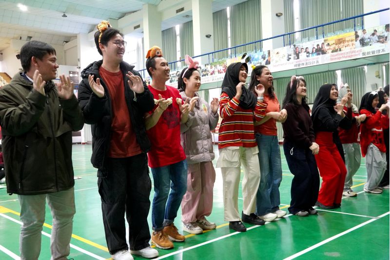 正修萬事好彩頭  好運蛇進來   境外生體驗台灣過年喜洋洋  圖片來源：記者