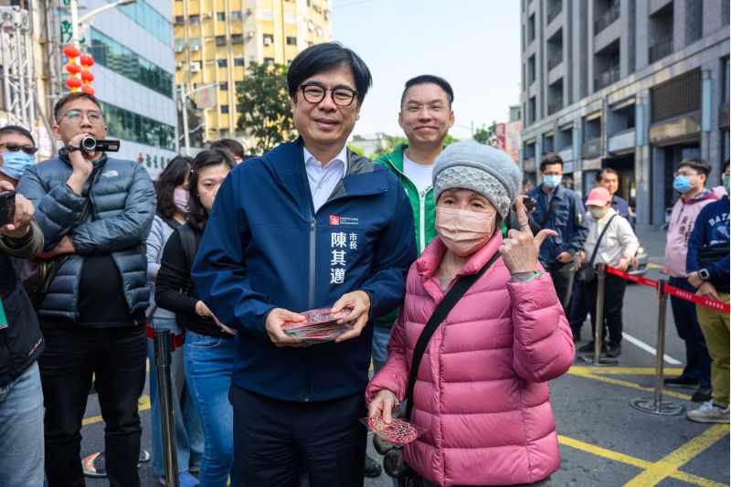 高雄市長陳其邁與今年首位領取蛇年小紅包的蘇小姐開心合影;高雄市長陳其邁11日親臨三鳳中街商圈過好年活動首度發放蛇年小紅包,提前跟市民拜早年。 高雄市長陳其邁與今年首位領取蛇年小紅包的蘇小姐開心合影;高雄市長陳其邁11日親臨三鳳中街商圈過好年活動首度發放蛇年小紅包,提前跟市民拜早年。