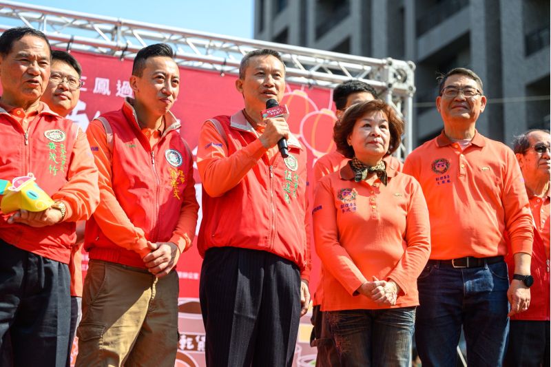 三鳳中街主委伍進昌率商圈幹部,歡迎大家來中街過好年,一次購足所需年貨。 三鳳中街主委伍進昌率商圈幹部,歡迎大家來中街過好年,一次購足所需年貨。