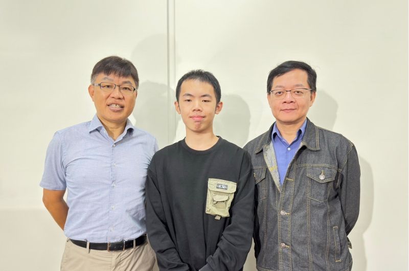 玄奘大學校長簡紹琦(左)、視傳系三年級張皓翔同學(中)及視傳系吳敬堯主任(右)合影 圖片來源:玄奘大學 玄奘大學校長簡紹琦(左)、視傳系三年級張皓翔同學(中)及視傳系吳敬堯主任(右)合影 圖片來源:玄奘大學