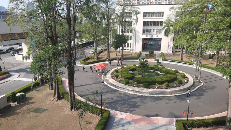 圖2.高師大圓環布置的美輪美奐充滿年味喜氣 圖2.高師大圓環布置的美輪美奐充滿年味喜氣