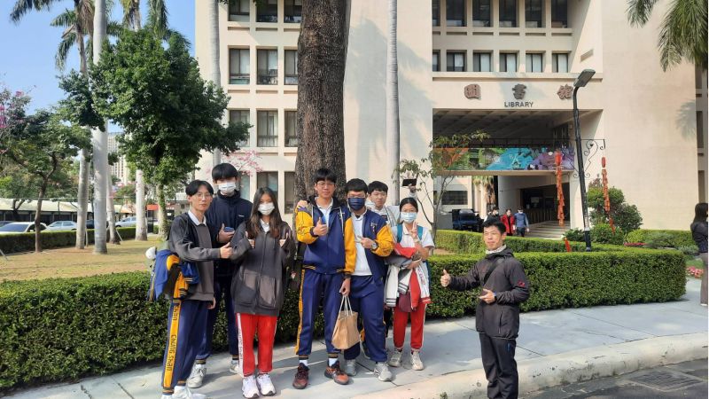 圖3.考生們感受到考區環境優美結伴合影 圖3.考生們感受到考區環境優美結伴合影