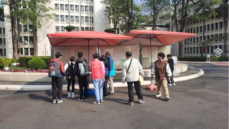 圖5.主辦單位貼心於入口處張貼明顯標示圖並安排專人引導 圖5.主辦單位貼心於入口處張貼明顯標示圖並安排專人引導