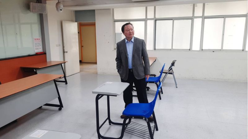 圖6.王校長特別重視特殊考生需求,逐一檢視相關器材用具. 圖6.王校長特別重視特殊考生需求,逐一檢視相關器材用具.