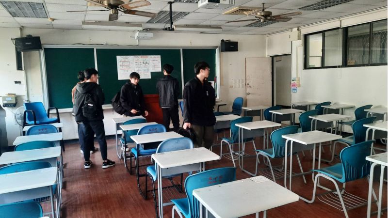 圖7.應考生在同學及家長陪伴下,進入試場熟悉環境。 圖7.應考生在同學及家長陪伴下,進入試場熟悉環境。