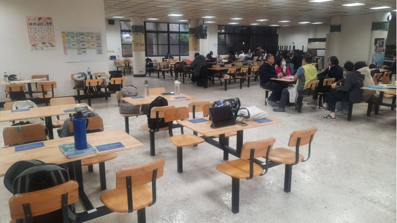 圖1.高師大試務中心,提供舒適空間,給考生及家長休息 圖1.高師大試務中心,提供舒適空間,給考生及家長休息