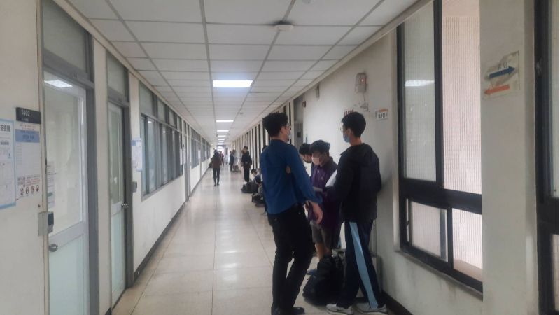 圖5.考前一分一秒也不放過考生聚集討論考試重點 圖5.考前一分一秒也不放過考生聚集討論考試重點