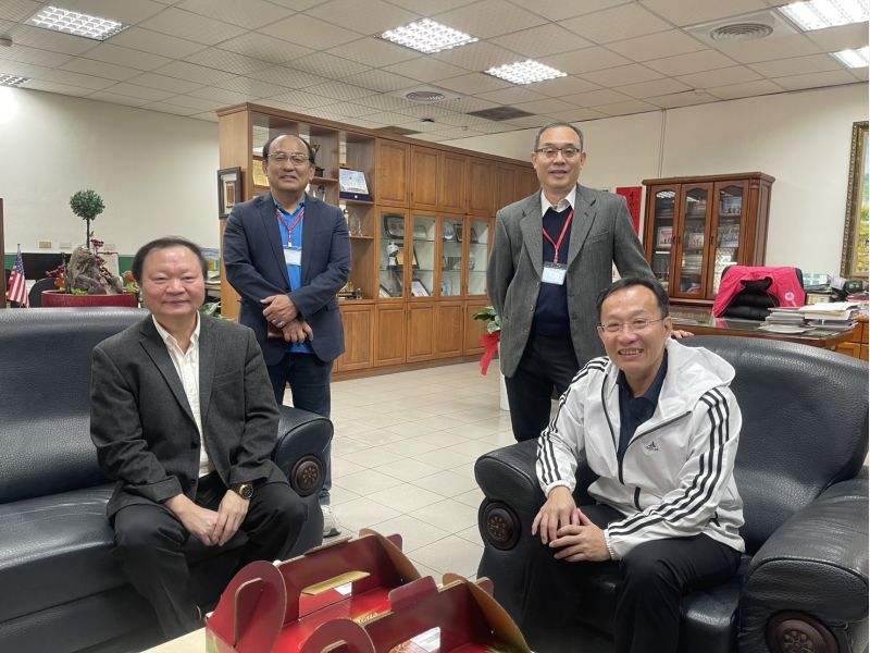 圖1.王政彥校長(左1)感謝中正高中陸炳杉校長(右1)全力支援分區場地與試務工作 圖1.王政彥校長(左1)感謝中正高中陸炳杉校長(右1)全力支援分區場地與試務工作