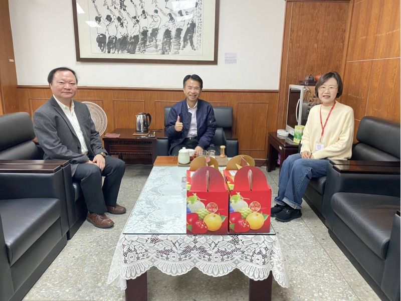 圖2.王政彥校長(左1)感謝鳳新高中陳江海校長全力支援分區試務工作 圖2.王政彥校長(左1)感謝鳳新高中陳江海校長全力支援分區試務工作