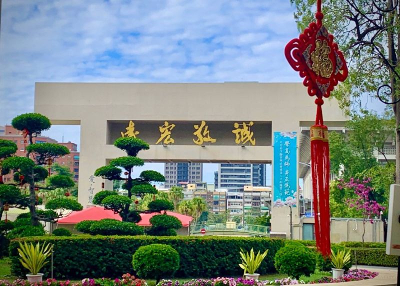 圖3.考生家長讚揚高師大校園既美麗又有充滿喜氣的年味 圖3.考生家長讚揚高師大校園既美麗又有充滿喜氣的年味