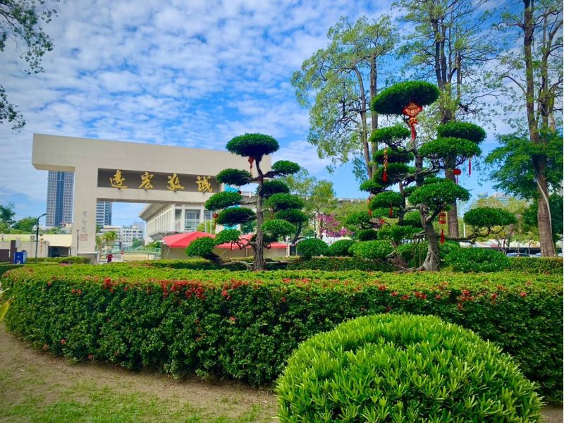 圖5.高師大校園處處可以看到美麗造型的園藝 圖5.高師大校園處處可以看到美麗造型的園藝