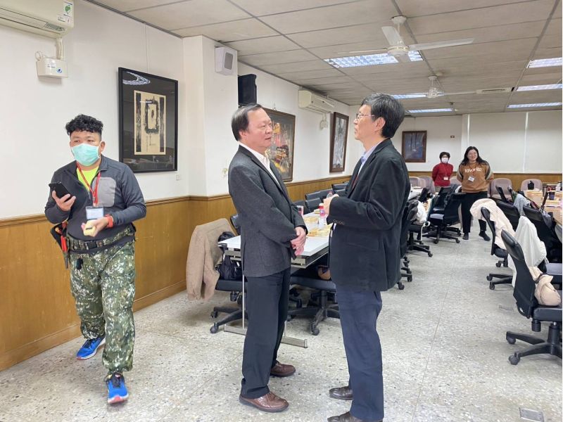 圖6.王校長慰問試務人員與擔任巡視的洪院長(右)談及考試狀況 圖6.王校長慰問試務人員與擔任巡視的洪院長(右)談及考試狀況