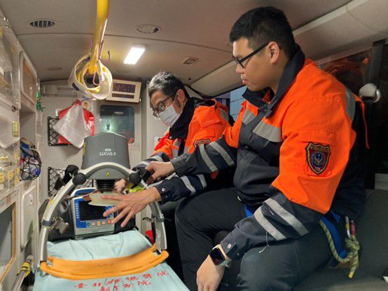 院前消防分隊以Lucas及體外去顫器積極救護電擊  圖片來源：北榮新竹分院