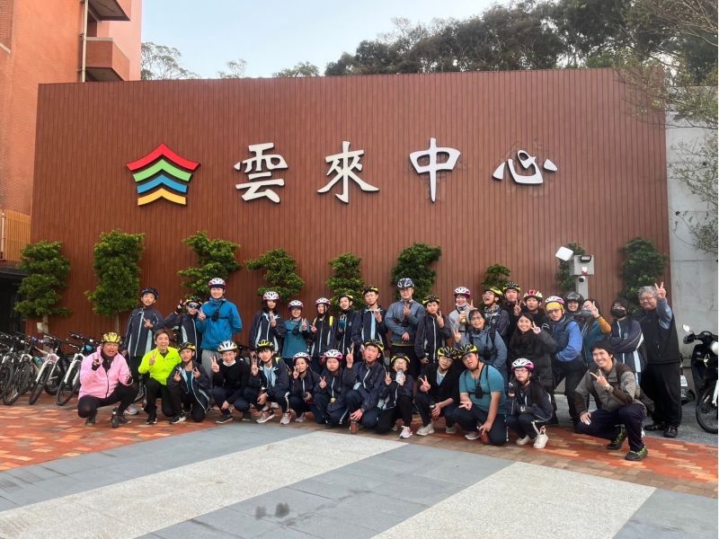 參與單車環島探索挑戰活動之雙溪高中師生,於玄奘大學雲來社會教育研習中心前合影。 圖片來源:玄奘大學 參與單車環島探索挑戰活動之雙溪高中師生,於玄奘大學雲來社會教育研習中心前合影。 圖片來源:玄奘大學