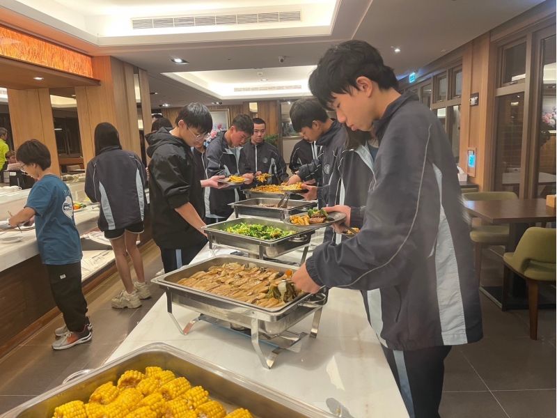 玄奘大學特地準備豐盛的餐點供雙溪高中師生們享用 圖片來源:玄奘大學 玄奘大學特地準備豐盛的餐點供雙溪高中師生們享用 圖片來源:玄奘大學