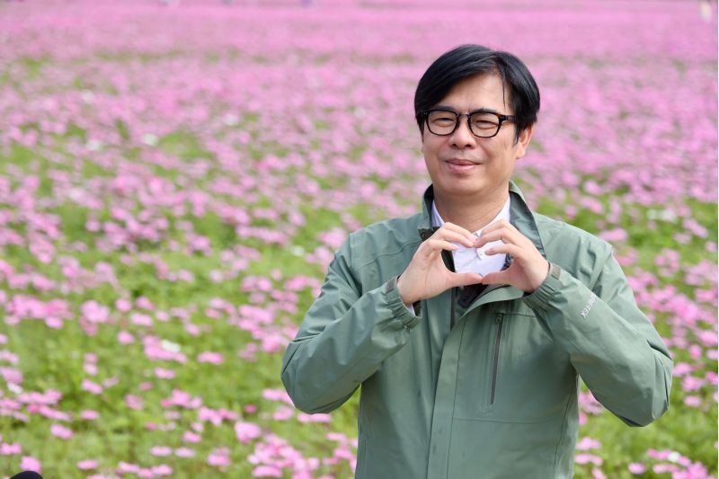 陳其邁漫步於「幸福平安花區」花海之中,不僅擺出拍照姿勢,也替美濃花海與優質農產品宣傳。 圖片來源:高市府新聞局 陳其邁漫步於「幸福平安花區」花海之中,不僅擺出拍照姿勢,也替美濃花海與優質農產品宣傳。 圖片來源:高市府新聞局