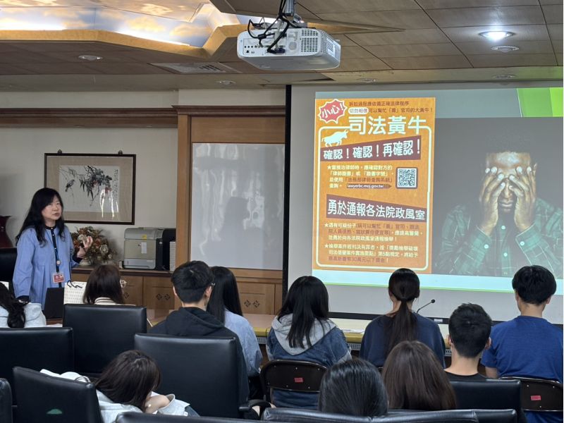 圖4.高雄高等行政法院政風室吳美英主任進行廉政宣導 圖4.高雄高等行政法院政風室吳美英主任進行廉政宣導