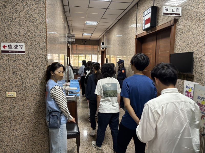 圖5.同學進入科技法庭旁聽法官審理案件 圖5.同學進入科技法庭旁聽法官審理案件