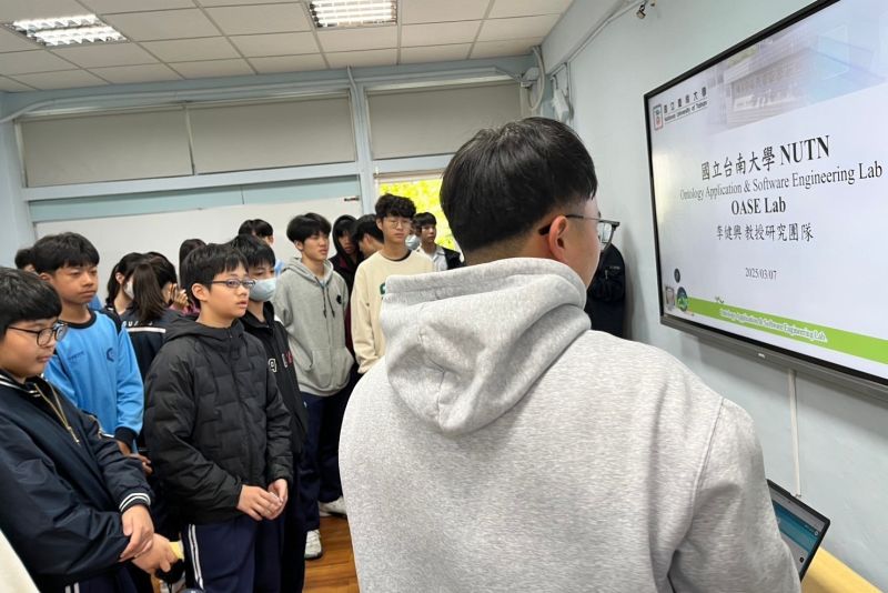 南大資工系李健興教授團隊向德光中學學生介紹國科會產學計畫成果. 南大資工系李健興教授團隊向德光中學學生介紹國科會產學計畫成果.
