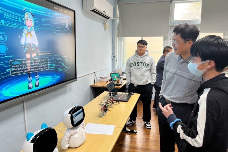 德光中學學生體驗南大團隊開發的台英慧虛擬聊天機器人. 德光中學學生體驗南大團隊開發的台英慧虛擬聊天機器人.