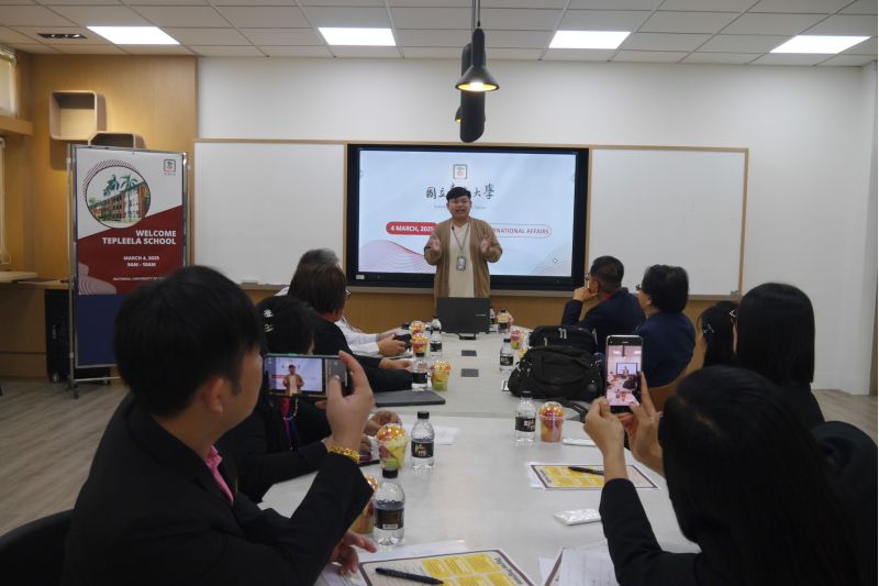 南大電機工程學系泰國學生迪拉帕(Dirapat)鼓勵泰國學弟妹勇於嘗試海外學習機會. 南大電機工程學系泰國學生迪拉帕(Dirapat)鼓勵泰國學弟妹勇於嘗試海外學習機會.