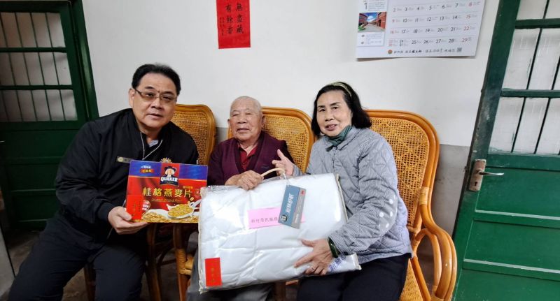 關懷單身榮民滿伯伯(中)鞠宗顯處長(左)親自致贈毛毯、麥片等物資。 關懷單身榮民滿伯伯(中)鞠宗顯處長(左)親自致贈毛毯、麥片等物資。