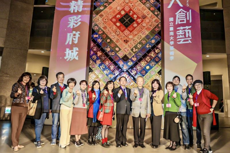 南大特別感謝南美館支持藝術季於館內舉行,讓這場展演得以在兼具歷史與藝術氛圍的空間中呈現. 南大特別感謝南美館支持藝術季於館內舉行,讓這場展演得以在兼具歷史與藝術氛圍的空間中呈現.