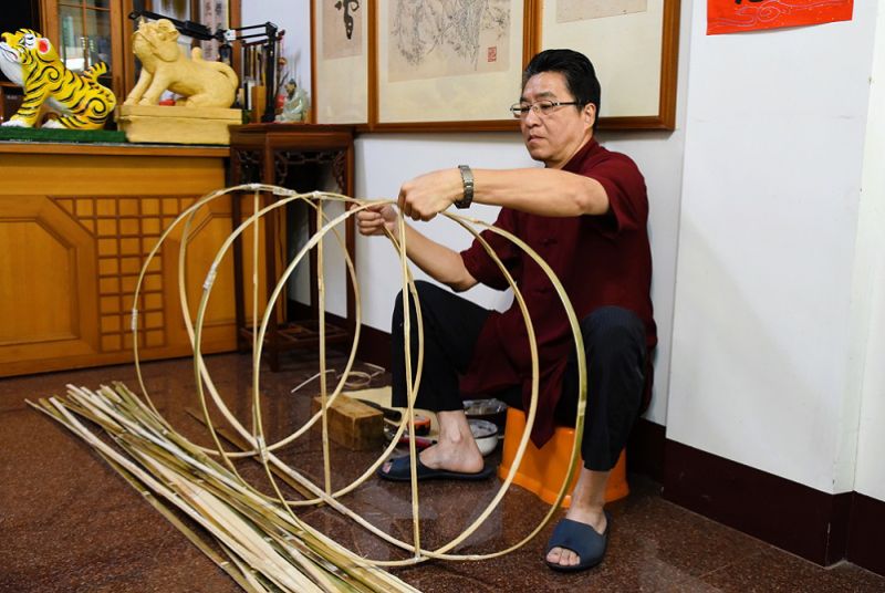 吳文進的糊紙講求內外構造堅固,綁製骨架必須紮實。(張耘書拍攝) 吳文進的糊紙講求內外構造堅固,綁製骨架必須紮實。(張耘書拍攝)
