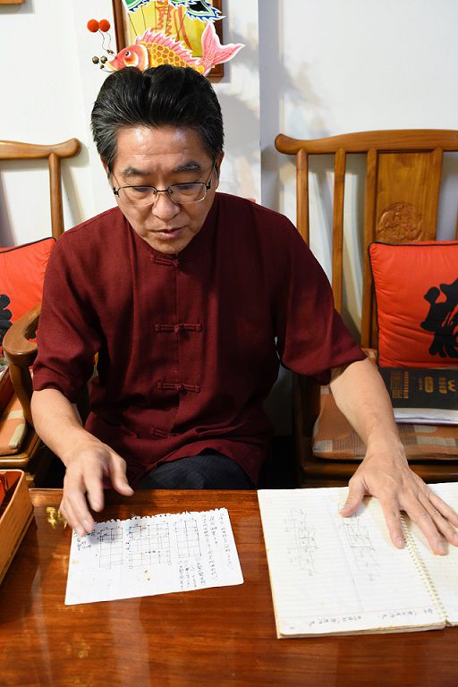 吳文進糊製的紙厝都得繪圖,按尺寸比例精準丈量。(張耘書拍攝) 吳文進糊製的紙厝都得繪圖,按尺寸比例精準丈量。(張耘書拍攝)
