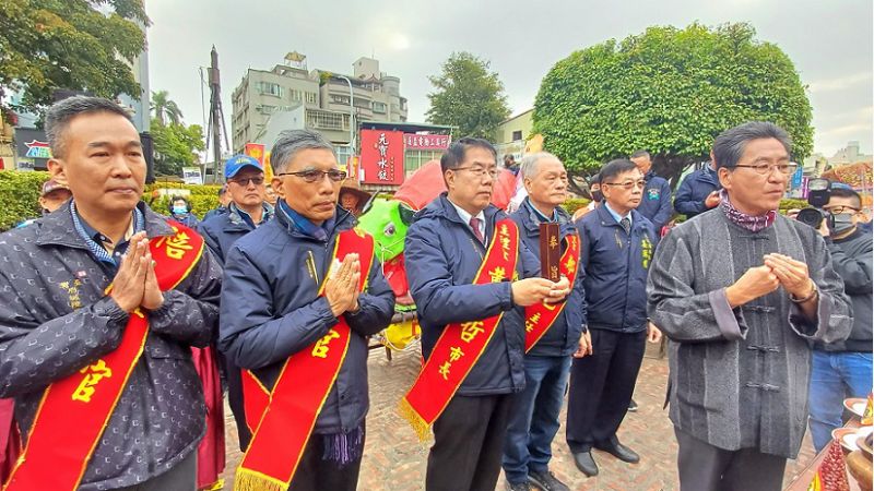 臺南東門城迎春禮的春牛由吳文進糊製,並擔任司禮官。(張耘書拍攝) 臺南東門城迎春禮的春牛由吳文進糊製,並擔任司禮官。(張耘書拍攝)