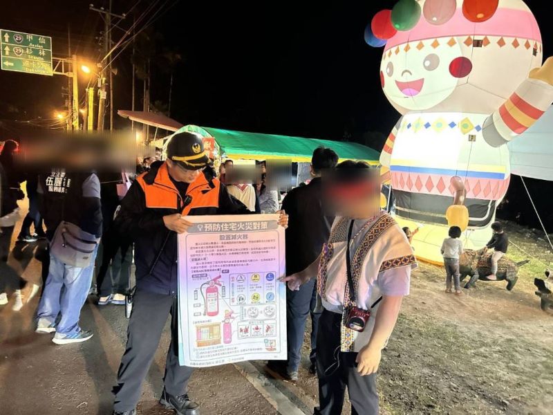 2025那瑪夏賞螢季開鑼，那瑪夏消防分隊於3月30日下午17時~20時，前往轄內賞螢步道，對來訪遊客實施走動式防火防災宣導。  圖片來源：那瑪夏消防分隊