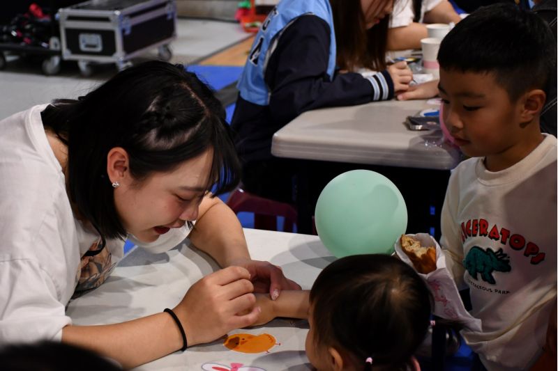 南大幼教系同學設計多個結合戲劇內容與幼教理念的體驗攤位. 南大幼教系同學設計多個結合戲劇內容與幼教理念的體驗攤位.