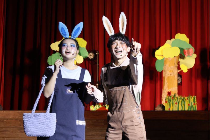 南大幼教系成果展以「親情」為主題,由學生創作並演出的戲劇成為活動一大亮點. 南大幼教系成果展以「親情」為主題,由學生創作並演出的戲劇成為活動一大亮點.