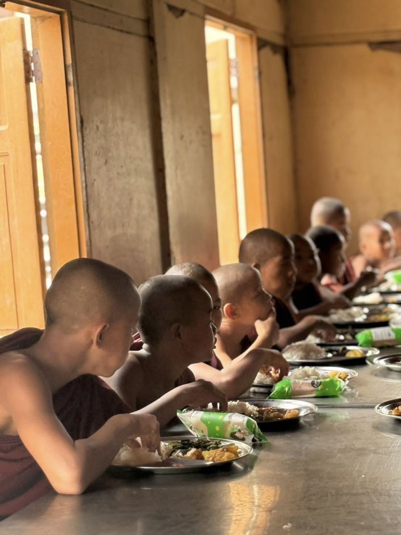 法鼓山慈善基金會緬甸賑災團專程前往曼德勒的一所孤兒院關懷,為院方收容的180名孤兒與36位小沙彌,致贈災後所需物資與慰問金。. 法鼓山慈善基金會緬甸賑災團專程前往曼德勒的一所孤兒院關懷,為院方收容的180名孤兒與36位小沙彌,致贈災後所需物資與慰問金。.